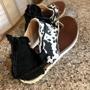 Super Cute Cow Print Sandals Size 8 Women’s